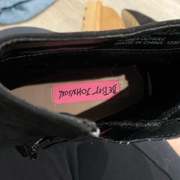 Betsey Johnson Estelle Black/Pink Rose Embroidered Fabric Pointed Ankle Boot 8.5 - Picture 4 of 6